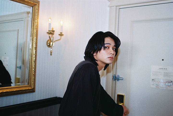 北村匠海プロデュースの香水“THE KIRAKU”先行発売決定